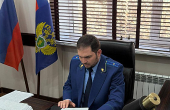 Строитель пойдет под суд за гибель женщины после падения фанеры в Махачкале