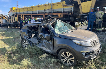 Поезд столкнулся с автомобилем на ж/д переезде в Кизляре