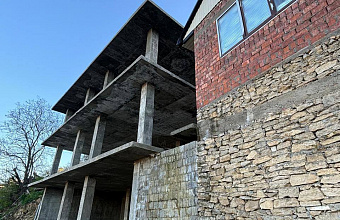 Власти Махачкалы в суде добились сноса небезопасного каркаса многоэтажного дома