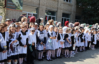 Глава Гергебильского района и депутат НС РД посетили линейку ко Дню знаний в школе №1