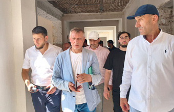 Представитель Министерства просвещения РФ проверил ход ремонта в школе №2 Каспийска