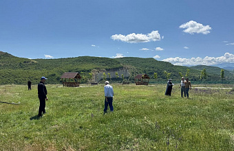 Современную систему капельного орошения деревьев установили в «Саду памяти» в Новолакском районе
