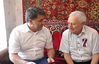 Джамбулат Салавов поздравил ветерана Великой Отечественной войны Юрия Петрухина с Днем рождения