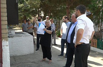 Глава Каспийска проверил ход капитального ремонта в детском саду №23