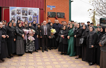 В Казбековском районе открыли мемориальную доску герою СВО Айгупу Абужанатову