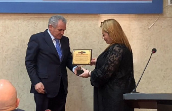 Организация «Сила матерей» вручила Благодарственное письмо главе Левашинского района за активную поддержку участников СВО