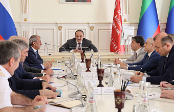 Сергей Меликов проводит заседание, посвященное снижению дорожных заторов в Махачкале