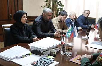 Глава Дербентского района Мавсум Рагимов встретился с матерью погибшего военнослужащего Басират Салмановой