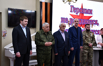 В Каспийске вручили награды родственникам погибших участников СВО