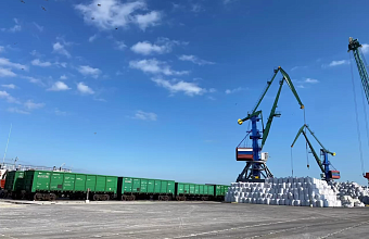 Порт Махачкалы впервые обработал груз с удобрениями из Белоруссии