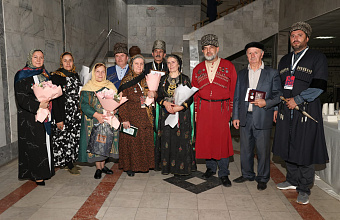 Премьер-министр Дагестана вручил награду мастеру кайтагской вышивки Зубайдат Гасановой