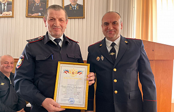 Глава Дахадаевского района Магомед Абдулкадиров поздравил сотрудников органов внутренних дел с профессиональным праздником