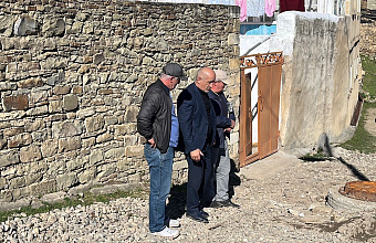 Глава Дахадаевского района проинспектировал ход благоустройства мечети в Уркарахе