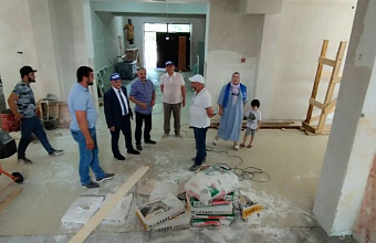 Единороссы Кумторкалинского района проверили ход капремонта школы в Тюбе