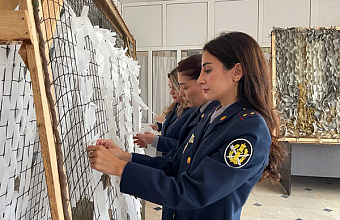 Сотрудники УФСИН Дагестана сплели маскировочные сети для бойцов СВО