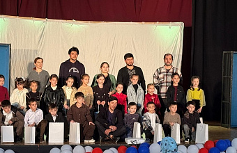 В селе Карабудахкент для школьников показали патриотический спектакль «За Россию!»