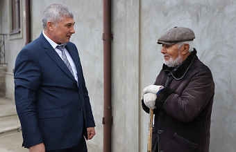 Глава Кизлярского района вручил благодарственное письмо семье участника СВО