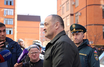 Сергей Меликов посетил место взрыва в доме на улице Гапцахской в Махачкале