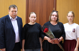 Мэр Кизляра передал ордена Мужества семьям погибших героев СВО