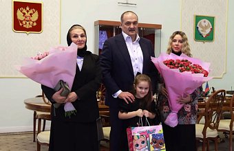 Сергей Меликов встретился с семьей Героя России из Дагестана Магомеда Исбакиева