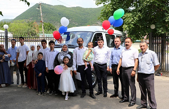 Многодетная семья из Кайтагского района получила ключи от новой «Газели»