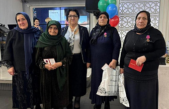 Матерей погибших росгвардейцев наградили медалями Союза женщин Дагестана