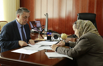 Абдурахман Махмудов проинспектировал работу учреждений по курируемым отраслям в Хивском районе