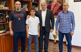 Сажид Сажидов поздравил спортсмена Ахмада Амилова с победой на Первенстве мира по муайтай