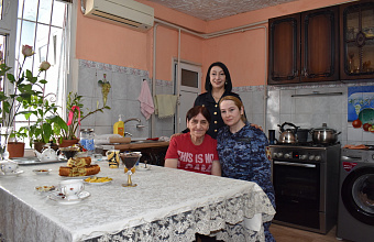 В Дагестане росгвардейцы поздравили матерей и вдов погибших коллег с Международным женским днем