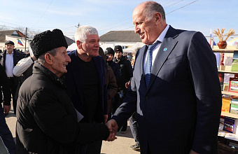 Абдулмуслим Абдулмуслимов посетил национальные подворья Казбековского района