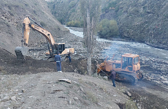 В Чародинском районе дорожные службы привлекли спецтехнику для расчистки перекрытой трассы