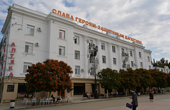 Исторический дом на главной площади Махачкалы обрел обновленный фасад