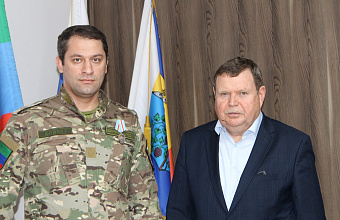 Мэр Кизляра поздравил участника СВО Мурада Шафиева с вручением медали «За проявленное мужество»