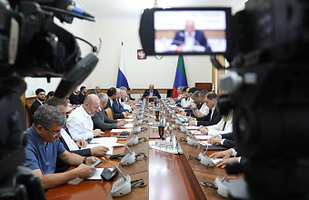 Абдулмуслим Абдулмуслимов проводит заседание республиканского штаба по подготовке объектов ЖКХ к осенне-зимнему периоду