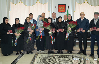 Власти Хасавюртовского района передали семьям участников СВО госнаграды