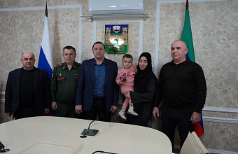 Глава Хасавюрта передал орден Мужества семье погибшего участника СВО Исмаила Алиева