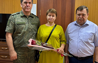 Мэр Кизляра и военком вручили ордена Мужества родственникам погибших в СВО