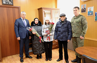 В Кизлярском районе семьям погибших участников СВО передали ордена Мужества