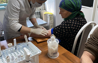 Соцработики Магарамкентского района продолжают доставлять пожилых граждан в медучреждения