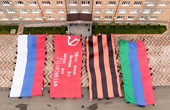 В Хасавюртовском районе развернули копию Знамени Победы