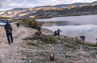 Береговую линию Чиркейского водохранилища очистили от мусора