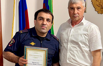 Глава муниципалитета вручил благодарность начальнику ОМВД РФ по Кизлярскому району Ахмеду Магомедову