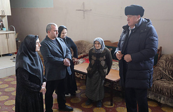 Абдулмуслим Абдулмуслимов навестил вдову и мать погибших участников СВО