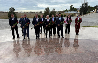 Ризван Газимагомедов и участники дагестанской делегации возложили цветы к мемориалу «Братская могила» в Баку