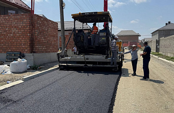В Хасавюрте на улице Скрыльникова проезд 1 начались работы по укладке асфальта