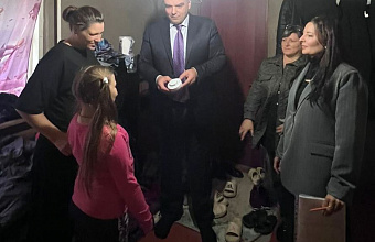 В Кизлярском районе устанавливают автономные пожарные извещатели перед отопительным сезоном