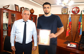 Глава Гергебильского района встретился со спортсменами Шамилем Шариповым и Ахмедом Гаджиевым