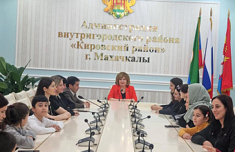 Единороссы передали зимнюю одежду детям участников СВО