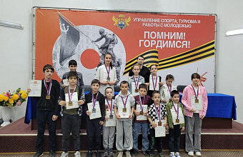 В Махачкале впервые провели соревнования по шахматной композиции