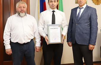 Глава Кизлярского района Аким Микиров встретился с участником СВО